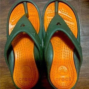 Men’s Crocs flip flop slides sandler size 8 men 10. women